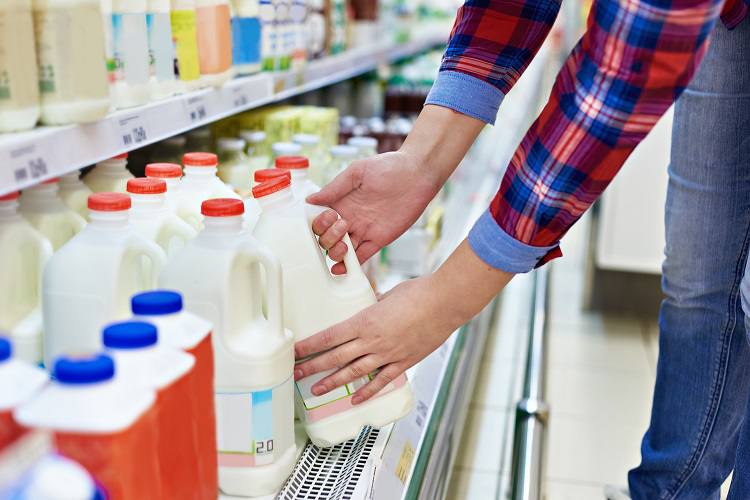 Продажи протеиновых йогуртов и молочных десертов выросли на 52 за год а в деньгах на 182 до 12 млрд рублей По прогнозам в 2025 году объем рынка высокобелковых продуктов достигнет 80 млрд рублей против 52 млрд годом ранее Эксперты считают что тренд связан с устойчивым интересом к здоровому образу жизни