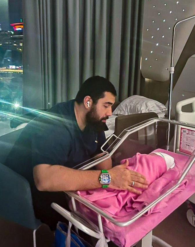 Новорожденная дочь Jah Khalib находится в критическом состоянии после операции   Рэпер, недавно ставший отцом во второй раз, отменил концерты и объяснил, что принял такое решение из-за трагедии в семье.  «Причиной является то, что моя новорожденная дочь находится в критическом состоянии после операции, и, хоть я и пытался собраться с силами, не смогу выйти на сцену. Ну и, конечно же, я должен быть рядом с женой, которой сейчас особенно нужна моя поддержка. Надеюсь на ваше понимание и прошу вас, кто как может — помолиться за то, чтобы наши дети были здоровы», — сообщил музыкант в соцсетях.