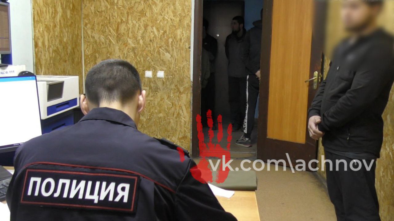 В Челябинске полицейские задержали 49-летнюю женщину, которая помогала 26 иностранцам незаконно находиться в России  По данным областного главка, дама заключала с мигрантами поддельные трудовые договоры, чтобы они могли оставаться в стране  без разрешения.    Возбуждено уголовное дело, женщине назначили меру пресечения — обязательство являться в полицию.