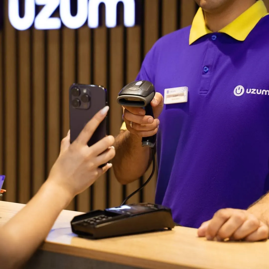 На Uzum Market Выгоднее базаров Национальный маркетплейс запустил акцию Выгоднее базаров Проверили у нас дешевле Команда Uzum Market выбрала и сравнила цены на тысячи самых популярных товаров на маркетплейсе и крупнейших базарах столицы Все товары цены на которые были дополнительно проверены вошли в отдельную подборку По данным исследования Uzum Market 64 узбекистанцев сравнивают цены на разных торговых площадках перед покупкой при этом ⅔ опрошенных уверены в том что на Uzum Market цены ниже чем на базарах И если раньше пользователи проверяли и сравнивали цены сами то в рамках акции Выгоднее базаров команда национального маркетплейса взяла эту задачу на себя и обошла крупнейшие базары столицы чтобы собрать предложения с ценами гарантированно ниже чем на базарах в отдельную подборку В сравнении участвуют тысячи популярных товаров которые нужны в каждом доме продукты бытовая техника и химия косметика одежда товары для дома и многое другое Ассортимент регулярно обновляется а мониторинг цен проводится на постоянной основе это позволяет поддерживать актуальность предложений и делать их действительно выгодными для покупателей с учетом праздников каникул смен сезона и других факторов Постоянные покупатели Uzum Market знают что у нас всегда можно найти выгодные предложения сэкономив не только время но и семейный бюджет говорит представитель Uzum Market Мы опираемся не только на мнение миллионов людей но и на итоги собственного регулярного мониторинга Мы выбрали тысячу популярных товаров проанализировали на них цены и собрали предложения с ценами ниже чем на базарах в одной подборке чтобы найти всё необходимое и заказать с быстрой доставкой буквально за пару минут При этом на маркетплейсе также можно найти широкий ассортимент других товаров по привлекательным ценам Ассортимент доступен жителям всех регионов страны независимо от размера населённого пункта и его удалённости от столицы Uzum Market продолжает развивать инструменты которые помогают предпринимателям по всей стране масштабировать бизнес а покупателям получать доступ к широкому ассортименту товаров по выгодным ценам Подборка товаров в рамках акции уже доступна на платформе Uzum Market Telegram Facebook Instagram LinkedIn