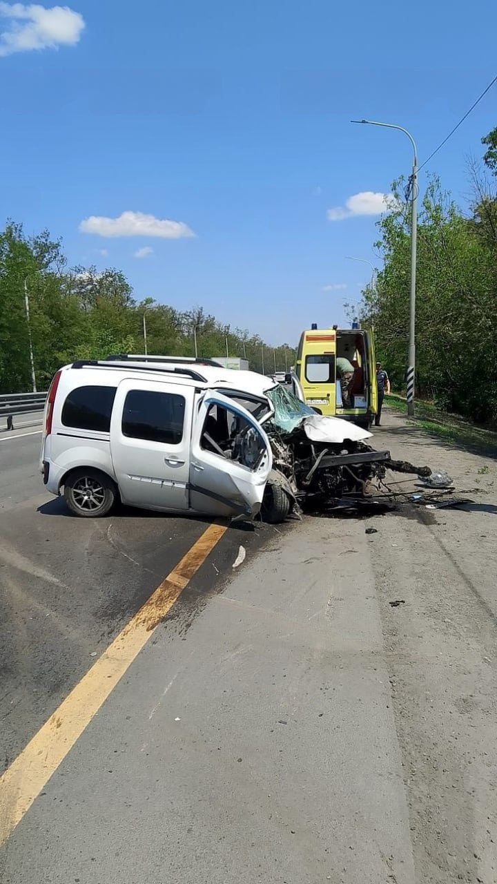 На трассе в Ростовской области пострадал водитель автомобиля, врезавшись в столб В Аксайском районе произошло дорожно-транспортное происшествие, в результате которого пострадал водитель автомобиля. Инцидент произошёл 15 июля недалеко от посёлка Рассвет. Водитель автомобиля «Рено Кангу» не справился с управлением и врезался в столб уличного освещения. Из-за аварии на трассе образовалась пробка длиной более семи километров. От удара автомобиль получил серьёзные повреждения. Как уточнили в МБУ АР УПЧС, в результате ДТП 60-летний мужчина получил травмы различной степени тяжести и был доставлен в больницу. Подписаться на "Новости Ростова" Прислать новость