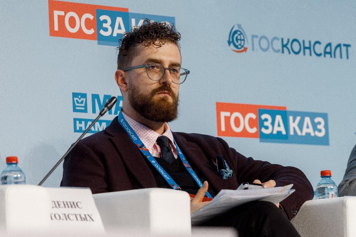 Главу комитета по госзаказу задержали в Пулкове Дениса Толстых преследуют в рамках дела о превышении должностных полномочий сообщили в Следственном комитете Его задержали про попытке вылететь из Петербурга Детали Следствие считает Толстых организатором преступной схемы группа чиновников с ним во главе обеспечивала победу в конкурсах госзаказов неназванным коммерческим организациям в 2024 году Ранее в феврале задержали и отправили под арест начальника отдела осуществления централизованных закупок комитета Егора Леонова По версии следствия Леонов помог обеспечить победу компании в конкурсе на капремонт поликлиники 88 Комитет по государственному заказу организует закупки госучреждений на нужны города за счет бюджетных средств В том числе комитет должен проводить конкурсы среди подрядчиков и поставщиков на исполнение таких заказов из за предоставления незаконного преимущества в конкурсах силовики задержали Леонова и Толстых Фото Форум выставка ГОСЗАКАЗ Подписывайтесь на Бумагу и предлагайте новости