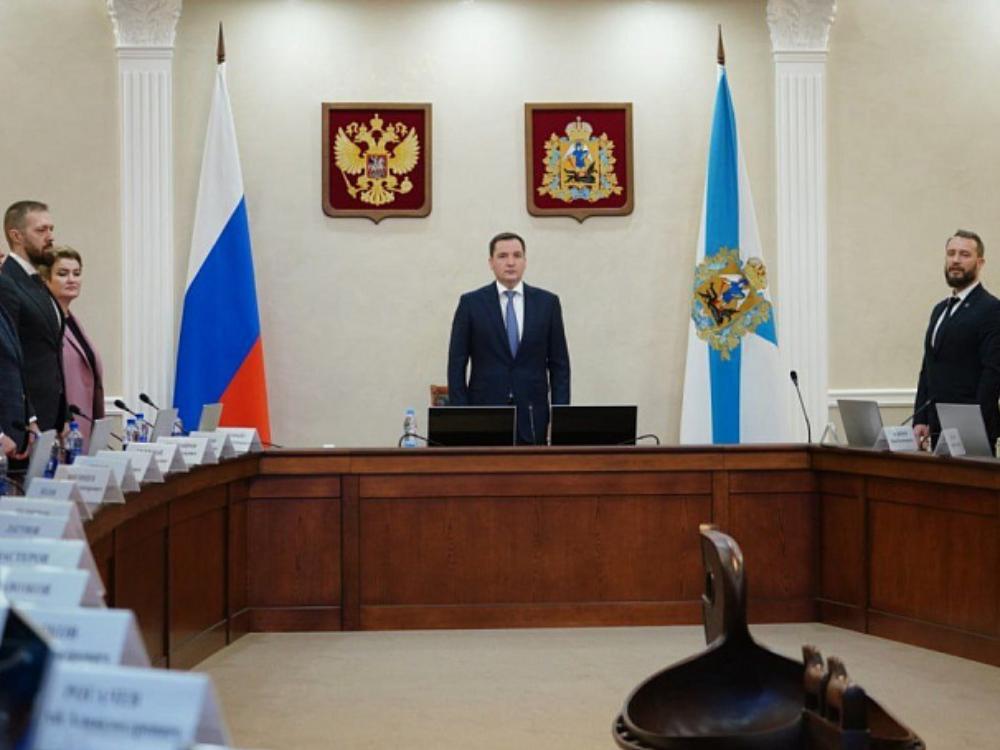В Поморье началось обучение по кадровой программе для участников СВО «Защитники. Под крылом Архангела» Сегодня, 1 июля, в День ветеранов боевых действий, к обучению в рамках кадровой программы приступают 40 участников специальной военной операции, прошедших предварительный отбор. Еще 32 участника приступят к профессиональной переподготовке после возвращения с военной службы. На старте программы на обучение планировалось зачислить 50 человек, но рейтинг по итогу всех этапов отбора показал минимальный разрыв между конкурсантами, поэтому было принято решение дать возможность пройти переподготовку большему числу участников. Фото: пресс-служба правительства Архангельской области