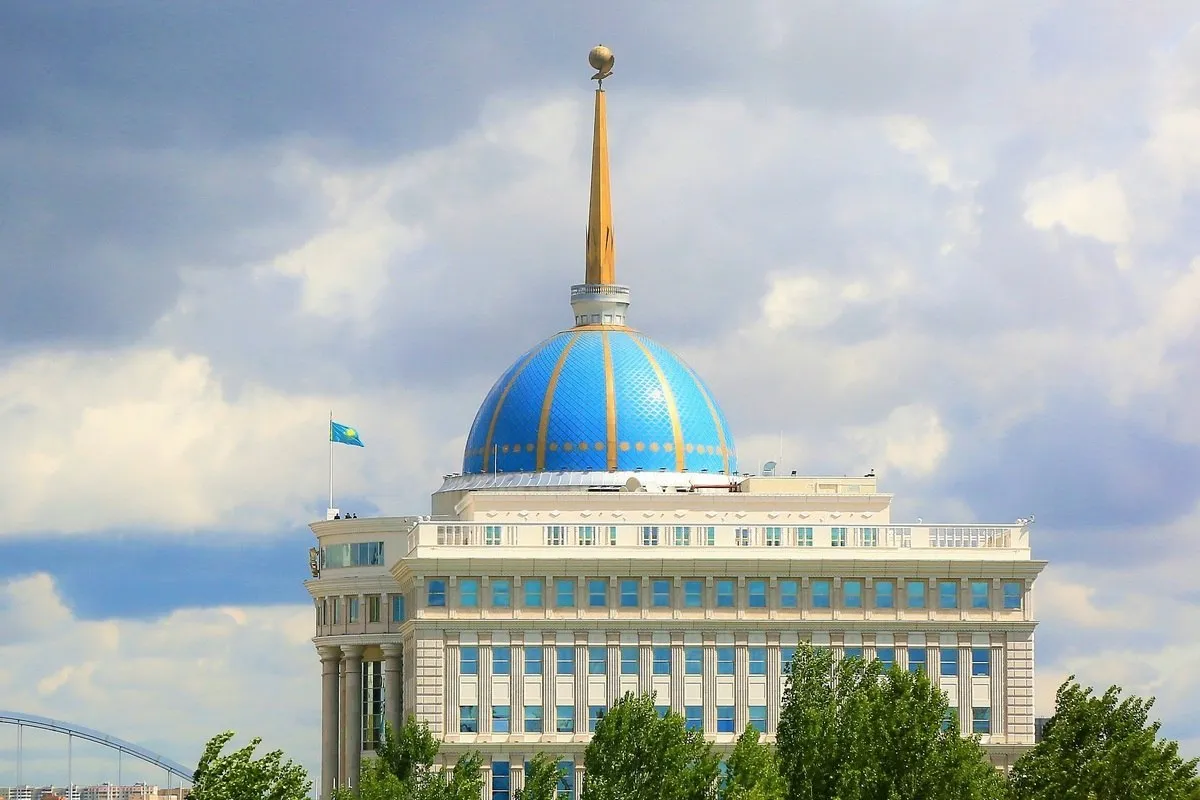 Задержанного в Польше казахстанского дипломата освободили благодаря усилиям Токаева Смадияров Казахстанского дипломата задержанного в Быдгоще и обвинённого в шпионаже освободили 28 апреля в рамках обмена заключёнными между Польшей и Беларусью Пресс секретарь президента Казахстана Айбек Смадияров сообщил что освобождение стало возможным благодаря личным усилиям главы государства Касым Жомарт Токаев по телефону поблагодарил за содействие президентов Беларуси и России Отмечается что Токаев направит письма президенту Польши Каролю Навроцкому и премьер министру Дональду Туску со словами благодарности Ануара Бакибая напомним арестовали летом 2025 года в Быдгоще По данным польской контрразведки он работал как кадровый офицер разведки под дипломатическим прикрытием и собирал сведения угрожающие безопасности Польши и структурам НАТО Арест вызвал громкий международный скандал Обмен прошёл 28 апреля Вся предыстория выше Недавно в Германии задержали казахстанца по подозрению в шпионаже для спецслужб РФ Фото Pixabay Наши площадки Сайт Instagram Facebook YouTube X TikTok t me orda kz