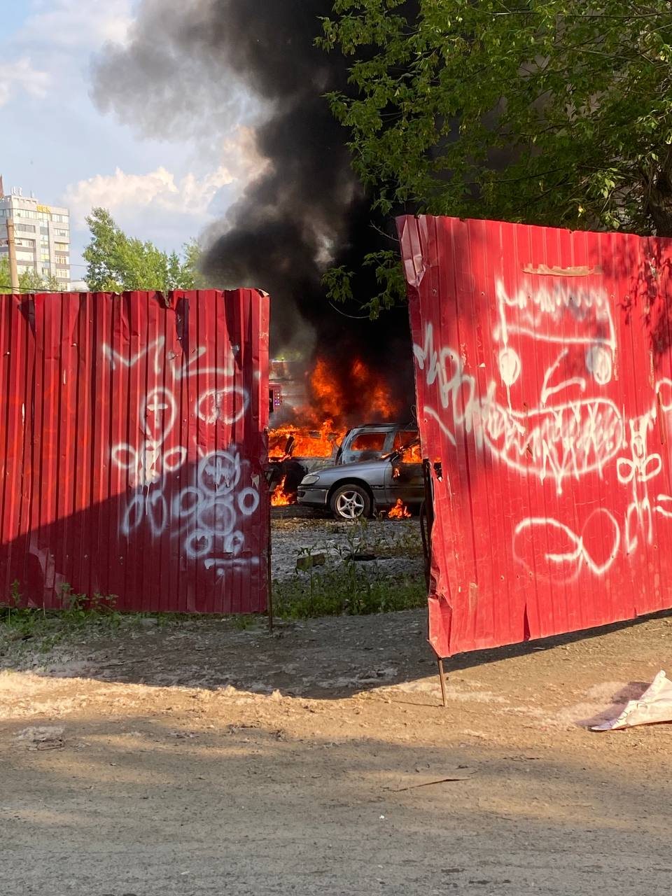 В гаражах на ВИЗе начался пожар, несколько машин сгорели Дым видно с разных уголков Екатеринбурга. На месте уже работают пожарные, передает «Екатеринбург ЧП». Уточняем информацию. Если вы оказались рядом, пришлите нам фото или видео в личку или UPD. Предварительно, горят 3 гаража и 6 машин. Пожар тушат 17 специалистов и 6 единиц техники, сообщили .RU в МЧС. Видео: телеграм-каналы «Екатеринбург ЧП», читатель .RU Новости из Екатеринбурга