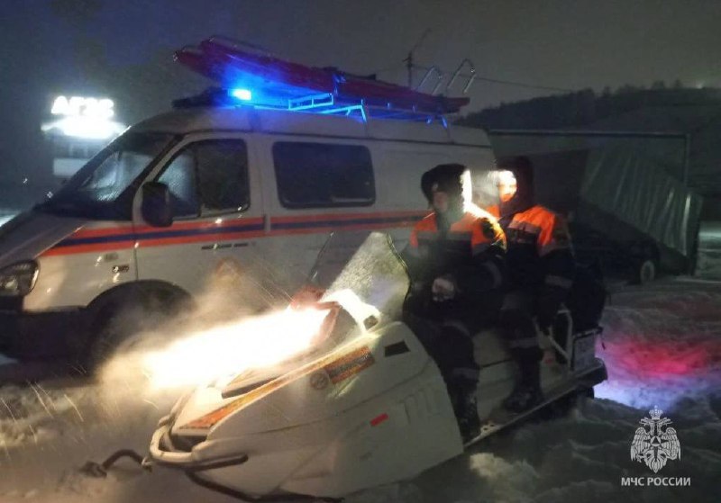 Люди замерзают в пробке на трассе М 5 Урал спасатели разворачивают мобильный пункт обогрева В связи с образованием затора преимущественно из грузовых автомобилей на 1285 м километре федеральной автомобильной дороги М 5 Урал в районе г Туймазы в превентивных целях силами спасателей Зонально поисково спасательного отряда г Туймазы Госкомитета РБ по ЧС разворачивается мобильный пункт обогрева вместимостью до 20 человек На месте скопления транспортных средств работает оперативная группа МЧС России спасателями организовано патрулирование на снегоходе для оперативного реагирования и оказания помощи водителям Ситуация находится на контроле UFA RB Подписаться Прислать новость При отключении интернета доступен наш канал в Max