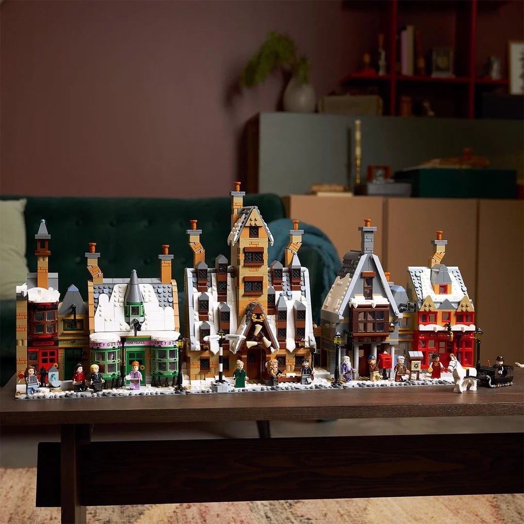 LEGO выпустили гигантский набор по «Гарри Поттеру» — деревня Хогсмид  3 228 деталей, целая улица с «Тремя метлами», лавкой волшебных принадлежностей и магазином приколов. В комплекте 12 минифигурок — от Гарри и Гермионы до Дамблдора и Малфоя.  Релиз 1 сентября, цена — $380  ~30 000 ₽ .  Лучший подарок поттероману, если он ещё не поступил в Хогвартс  ‍     НЕ МОРГЕНШТЕРН