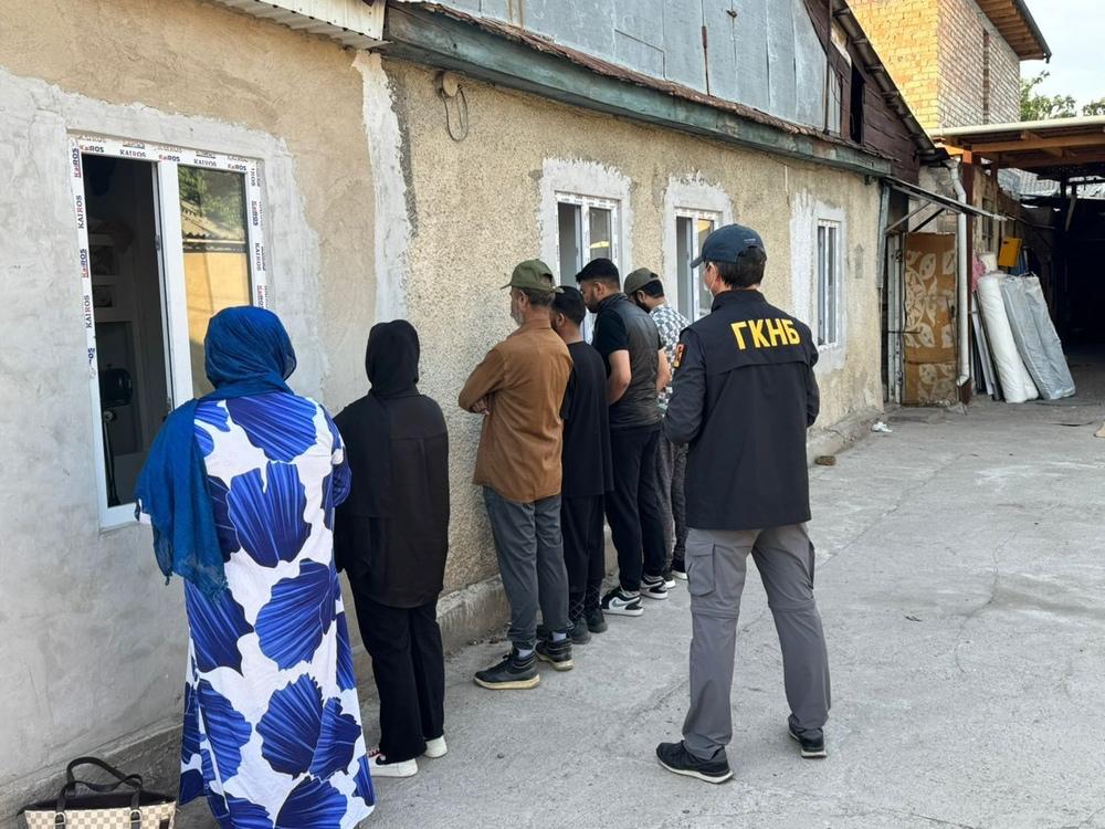 Миграционная рекурсия. Найдите десять отличий от рейда в Строгине. В Киргизии стартовала спецоперация «Нелегал-2025». Органы безопасности проводят рейды по выявлению нелегалов и передают их в фильтрационные центры Службы по противодействию экстремизму и незаконной миграции. Иностранцы-нелегалы обязаны были легализовать своё положение в срок до 10 июня или покинуть Киргизию. Остальных "добровольно" депортируют за счёт работодателей. Ждём ноты протестов и вызовы киргизских дипломатов в МИДы Индии, Пакистана и Бангладеш. Десятки тысяч мигрантов из этих стран активно осваивают рынок рабочей силы в странах Средней Азии. В Алма-Ате они строят высотки, а в Бишкеке трудятся на швейных фабриках. Если в республиках Средней Азами такая острая нехватка рабочей силы, то зачем местные всё едут и едут на заработки в Россию? Наверное потому, что здесь им заплатят значительно больше. Ведь бангладешцы готовы работать практически за миску супа. Мечта всего отечественного стройкомплекса.