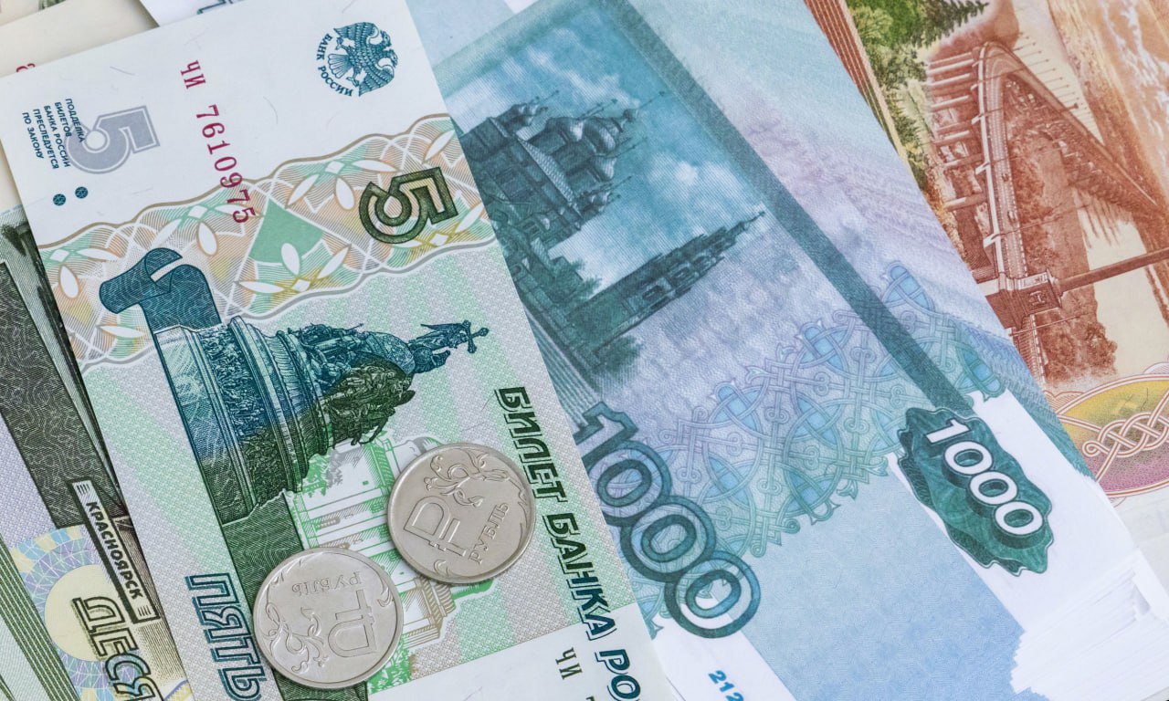 Челябинская область получит 293 миллиона на субсидии по коммуналке Челябинской области выделили 293 миллиона на субсидии жителям у которых есть проблемы с оплатой коммуналки Распоряжение подписал председатель правительства Михаил Мишустин Выделить в 2025 году Минтруду России из резервного фонда Правительства Российской Федерации бюджетные ассигнования в размере 19 11 миллиарда рублей на предоставление субвенций на оплату жилищно коммунальных услуг отдельным категориям граждан бюджетам субъектов Российской Федерации говорится в документе Выделенные 19 миллиардов разделили между 52 регионами и Байконуром В Уральском федеральном округе получателями стали все субъекты Самый солидный кусок достался Свердловской области более 501 миллиона На втором месте Тюменская область 307 6 миллиона а Челябинская с цифрой 293 2 миллиона заняла место в первой тройке Подписаться на vecherchel Голосовать за канал