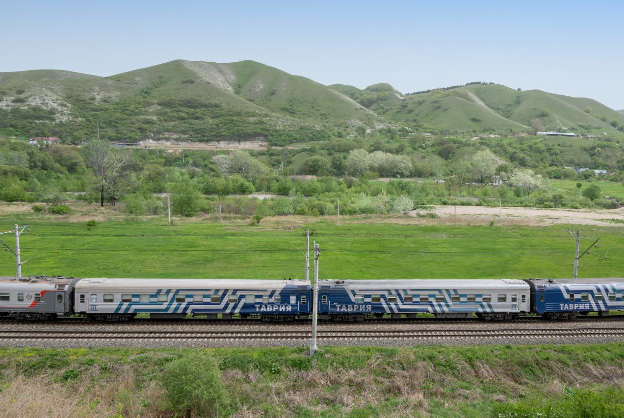 Гранд Сервис Экспресс открыл продажу билетов на поезд Таврия 25 26 сообщением Минеральные Воды Симферополь Новый поезд начнет ходить после сокращения маршрута поезда 327 328 Кисловодск Симферополь Этот поезд будет курсировать ежедневно даже в летний сезон в то время как поезд из Кисловодска летом 2025 года ходил через день Из Минеральных Вод поезд 25 26 будет отправляться с 30 марта в 15 20 и прибывать в Симферополь на следующий день в 9 15 измененным расписанием в связи с производством ремонтно строительных работ на инфраструктуре С 26 апреля поезд вернется на свое нормативное расписание и будет прибывать в Симферополь в 8 50 Из Симферополя поезд будет отправляться с 29 марта в 20 30 и прибывать в Минеральные Воды в 14 00 Поезд будет следовать через Краснодар В Крыму он будет делать остановки в Керчи Семи Колодезях Владиславовке Джанкое В Краснодаре и Минеральных Водах есть действующие аэропорты От Минеральных Вод до Пятигорска Ессентуков и Кисловодска можно доехать пригородными поездами В состав поезда включены одноэтажные купейные вагоны класса 2К и плацкартные вагоны классов 3Э и 3Б С конца апреля в состав поезда будут включены вагоны беспересадочного сообщения Симферополь Владикавказ О порядке их курсирования сообщим дополнительно