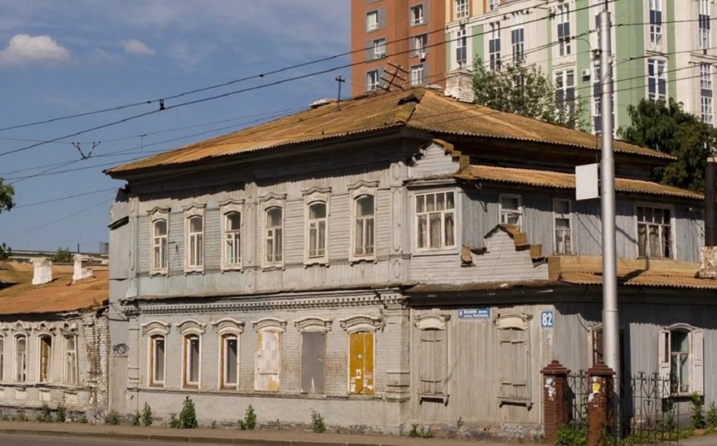 «Дом Лопатиной» в Уфе продали московской компании за ₽6,5 млн  Компания «Славянка» из Москвы признана победителем торгов по продаже объекта культурного наследия «Дом Лопатиной» на улице Аксакова, 82 в Уфе. Компания предложила выкупить двухэтажное нежилое здание за 6,47 млн руб. Начальная цена лота была установлена на уровне 1 руб.  Мэрия Уфы выставила объект наследия на торги в декабре 2024 года. В условиях процедуры значится, что здание находится в неудовлетворительном состоянии — утрачены инженерные коммуникации, деформированы цоколи, частично утрачены заполнения оконных и дверных проемов. Площадь объекта составляет 310 кв. м, кадастровая стоимость — 3,2 млн руб.    РБК-УФА