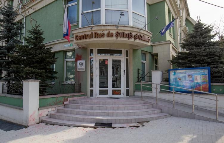 Майя Санду одобрила закрытие Русского дома в Молдавии Президент страны подписала закон о денонсации соглашения с Россией о создании и функционировании культурных центров Документ предписывает МИДу Молдавии уведомить Москву об этом решении Соглашение о создании Русского дома в республике было подписано в Москве 30 октября 1998 г 13 ноября парламент Молдавии одобрил в первом чтении денонсацию соглашения о функционировании Российского центра науки и культуры Решение приняли депутаты от правящей партии Действие и солидарность его также поддержала партия Демократия дома Подписаться на Говорит Москва Telegram VK MAX