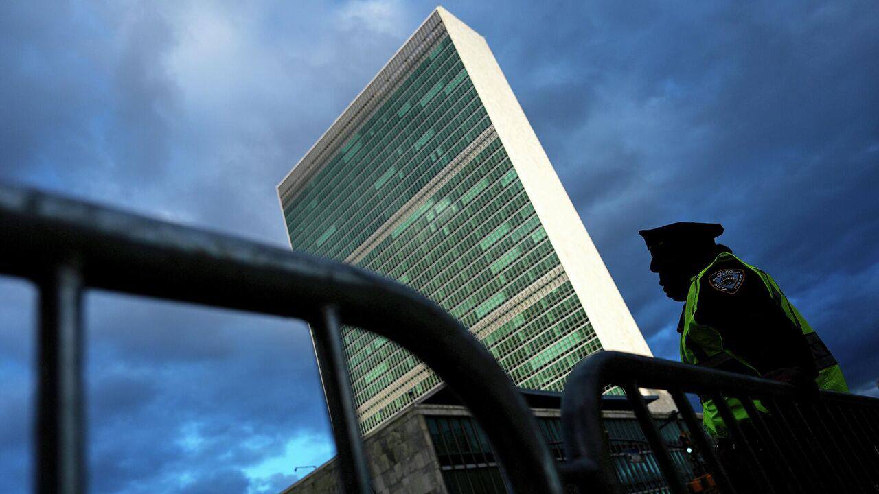 Совбез ООН принял предложенную США резолюцию в поддержку всеобъемлющего плана американского президента Дональда Трампа по урегулированию ситуации в Газе В поддержку документа выступили 13 членов Совбеза из 15 воздержались только Россия и КНР Подпишись RogandarNEWs мы в MAX