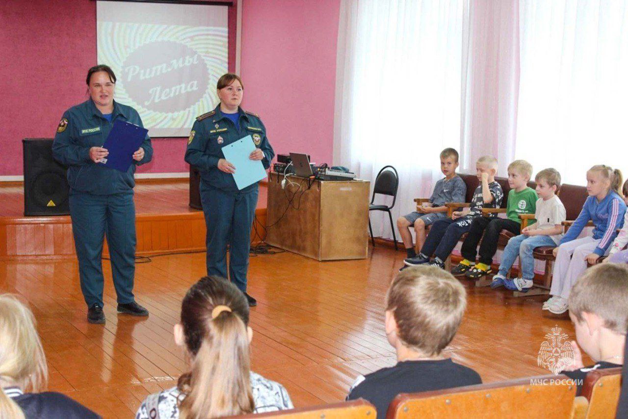 Летние каникулы под знаком безопасности В детском оздоровительном лагере на базе «Шатровский дом детства и юношества» прошла важная встреча, посвященная пожарной безопасности. В ходе увлекательной беседы специалисты МЧС России объяснили ребятам, почему «спички — детям не игрушка», рассказали какие правила безопасности необходимо соблюдать, чтобы предотвратить возникновение пожара. Мальчишки и девчонки продемонстрировали отличные знания в области пожарной безопасности — они не будут сами включать плиту и электроприборы, играть с проводами, зажигалками, а в случае пожара немедленно покинут помещение. Дети хором назвали номера вызова пожарной охраны «101», активно отгадывали загадки на пожарную тематику, а также ознакомились с боевой одеждой огнеборцев. После теории – сразу к практике. Специалисты 40 пожарно-спасательной части не только провели учебную эвакуацию детей из здания, но и наглядно показали, как проходит ликвидация условного возгорания. MAX
