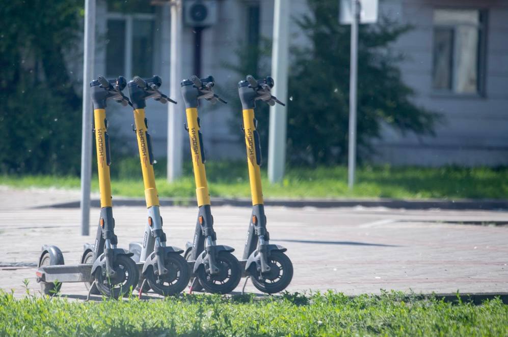 В Уфе на 34% снизилось число аварий с участием электросамокатов   В Уфе за период с апреля по июнь 2025 года количество аварий с участием электросамокатов Whoosh снизилось на 34% по сравнению с аналогичным периодом прошлого года, сообщили в пресс-службе сервиса кикшеринга.   Особенно заметно сократилось число нарушений правил дорожного движения: количество случаев неспешивания на пешеходных переходах уменьшилось на 57%, поездки вдвоем — на 25%, а ДТП с пешеходами — на 14%. По данным сервиса, в 95% случаев происшествия обходятся легкими последствиями или не имеют последствий.  «Ежегодно в городе совершаются миллионы поездок, и только на самокатах Whoosh в 2024 году хотя бы однажды проехал каждый пятый житель города. При этом 90% всех поездок на самокатах совершается по транспортному сценарию, что подтверждает их роль в дополнении к общественному транспорту для решения ежедневных бытовых задач», — отметили в пресс-службе.   Обратная связь  Подписаться