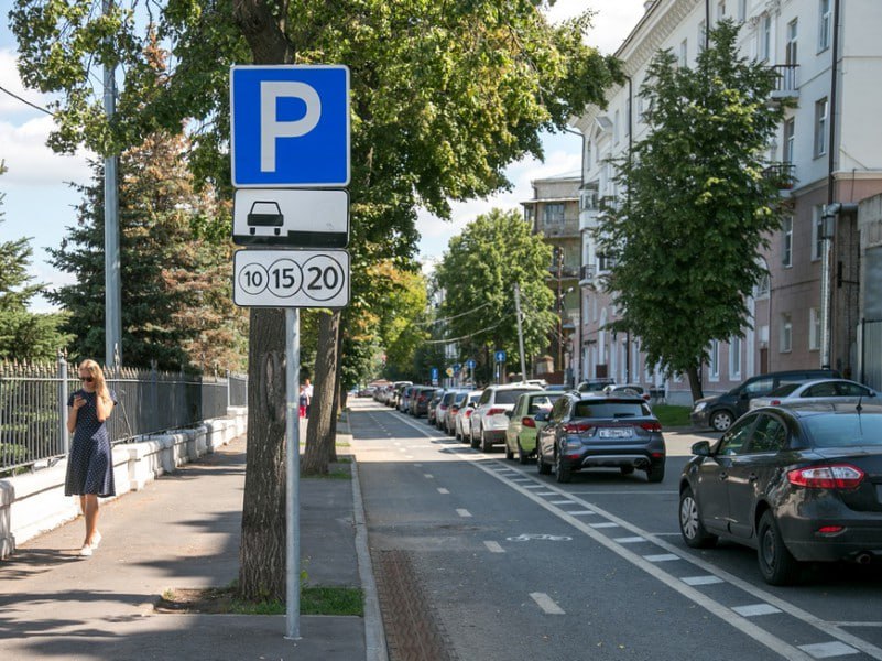 В Казани изменят тарифы за парковку на 24 участках  «На 20 участках загрузка достигает 95-100%. Это тот уровень, когда водители вынуждены искать свободное место, а не найдя, как правило, оставляют транспортное средство с нарушением правил дорожного движения», – отметили в исполкоме города.  Что касается увеличения стоимости:    на 5 участках плата вырастет с 30 до 50 рублей в час,   на 9 – с 50 до 70 рублей в час,   еще на трех участках тариф изменится с 70 до 10 рублей в час,   на оставшихся трех – с 100 до 130 рублей в час.