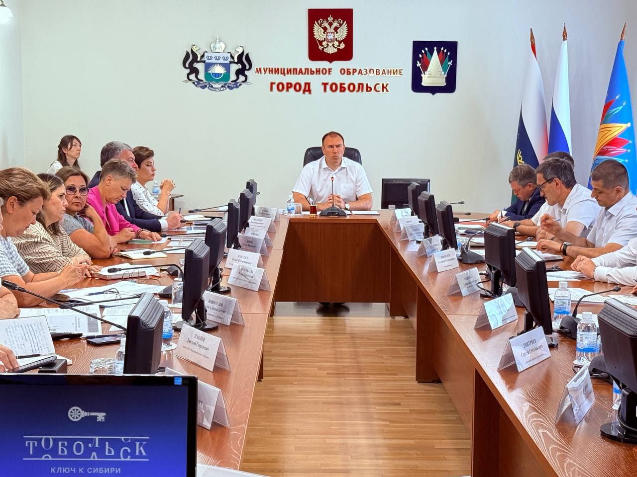 Обсудили на коллегии развитие газовой сети города. Протяженность сетей газораспределения в Тобольске составляет 428 км. И каждый год она растет. Так, с начала программы догазификации, а это 2021 год, специалисты Северного треста АО «Газпром газораспределение Север» подключили к сети 548 домов. Общая протяжённость введённых газопроводов по программе догазификации составила 35,4 км. В этом году заключено 96 договоров, и план подключения выполнен уже на 40%.   Жителям города по линии социальной поддержки услуга оказывается в отдельной очерёдности, в этом году газифицируют 47 домов.  Также много забот с обслуживанием действующих сетей газораспределения. В 2025 году с капремонтом придут по восьми адресам: мкр. Иртышский, д.2; д.4; д.21; д.22; д.23; район Тобольского дома отдыха; ул. С.Ремезова, д.40; д.116. На сегодняшний день большая часть работ по капитальному ремонту сетей выполнена.  Кроме того, поручил провести анализ инцидентов с целью их проработки и пересмотреть приоритетность участков по капитальному ремонту/реконструкции сетей газоснабжения  в первую очередь опасные объекты .