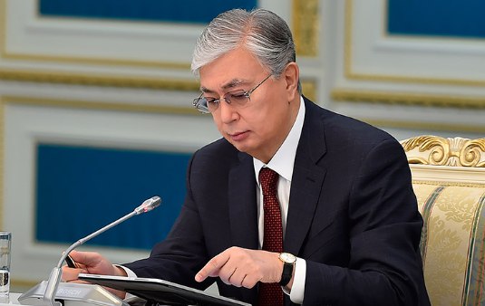 Токаев назвал Трампа великим государственным деятелем Лидер Казахстана Касым Жомарт Токаев в ходе саммита США Центральная Азия назвал главу Соединённых Штатов Дональда Трампа посланным свыше великим государственным деятелем Президент США Дональд Трамп является посланным свыше великим государственным деятелем Об этом 6 ноября заявил президент Казахстана Касым Жомарт Токаев на саммите США Центральная Азия При вашей помощи Трампа Ред закончились восемь войн в течение восьми месяцев При вас США ст Читать на сайте ИА Бизнес код деятель Токаев Трамп