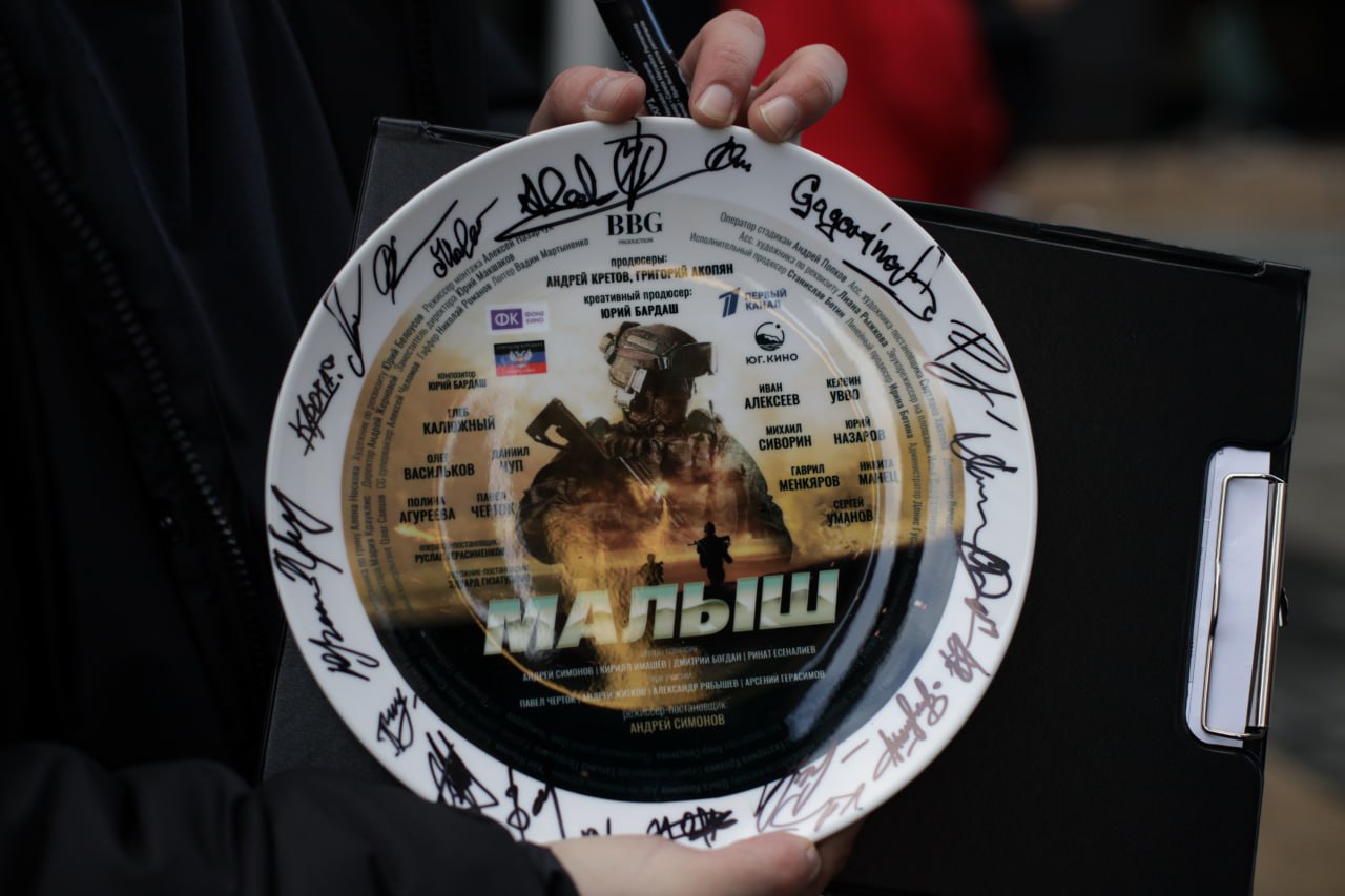 На большие экраны выходит художественный фильм Малыш о событиях СВО Картина расскажет о молодом парне из Донецка который идёт добровольцем на фронт чтобы спасти свою мать из осаждённого Мариуполя Режиссёром картины выступил Андрей Симонов снявший первый в стране художественный фильм на тему специальной военной операции 20 22 а главную роль исполнил молодой актёр Глеб Калюжный который сразу же после съёмок ушёл служить в ряды российской армии В прокат фильм выходит 26 февраля его выпускает Кинокомпания Каро Премьер а 25 февраля пройдёт премьерный показ в московском кинотеатре Каро 11 Октябрь Подробнее здесь Подписывайтесь на РИА КБР в MAX