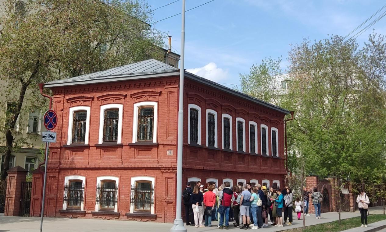 Особняк XIX века возле резиденции губернатора в третий раз отказались признать памятником В управлении госохраны объектов культурного наследия не нашли культурной и исторической ценности у дома мещанина Ивана Рожнова Переулок почтовый, 9 / ул. Пушкина, 21 . Заявление о признании здания памятником подавал градозащитник Олег Букин. Дом Рожнова уже дважды пытались признать памятником — в июле 2024 года и в мае этого года. Однако управление госохраны ОКН каждый раз отказывало. В феврале мэрия продала дом компании «Инкос», связанной с «РМК», почти за 60 млн рублей. Каменный дом построили в середине XIX века. В начале XX века домом владел юрист и общественный деятель Александр Ардашев — двоюродный брат Владимира Ленина. До 2019 года муниципальный Объединенный музей писателей Урала хранил в здании экспонаты. Не открывается ссылка? Попробуйте эту: 2Gis