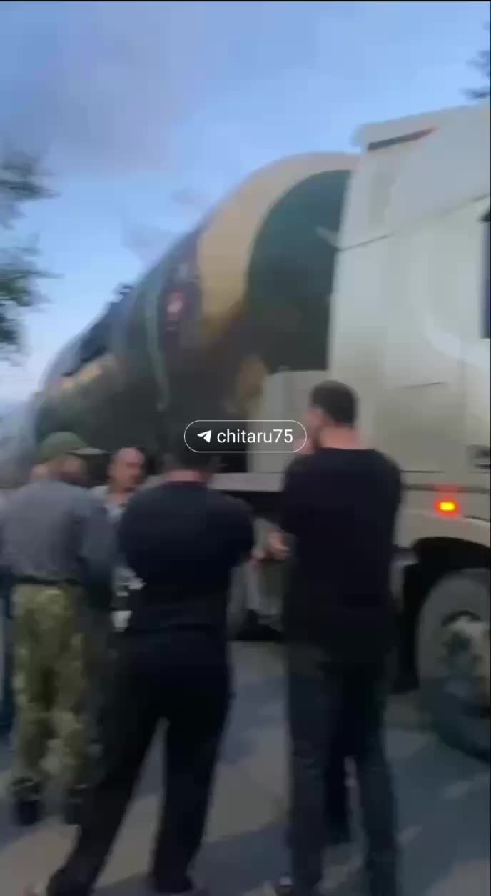 Жители Могочи перекрыли проезд фурам к аварийному мосту