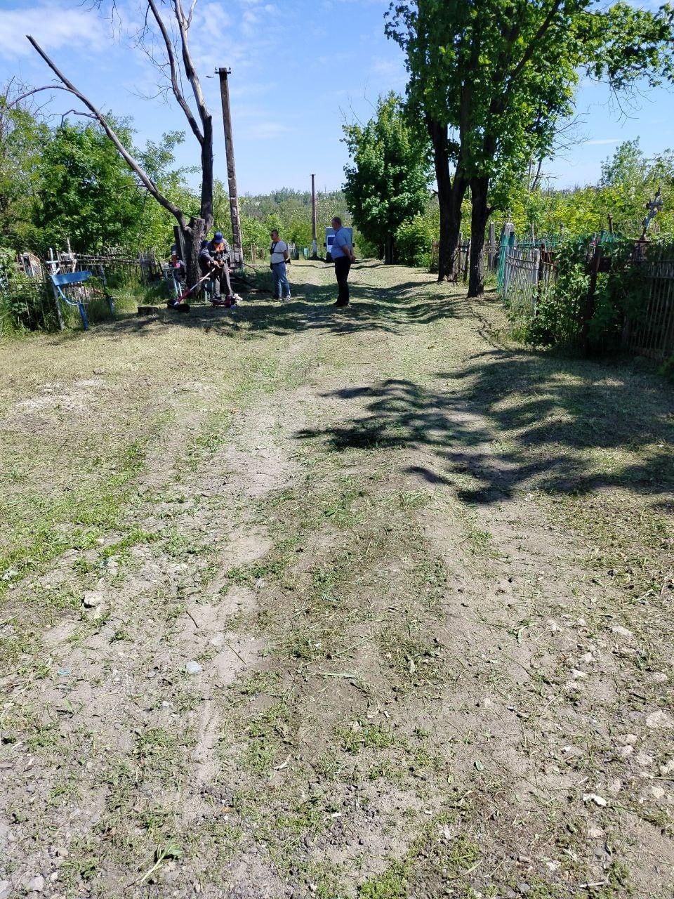 Мариупольские коммунальщики продолжают приводить в порядок городские ритуальные места На днях специалисты СМБУ «Городская ритуальная служба» провели работы по благоустройству Успеновского кладбища в Орджоникидзевском районе. На площади 1300 квадратных метров коммунальщики выполнили покос травы.