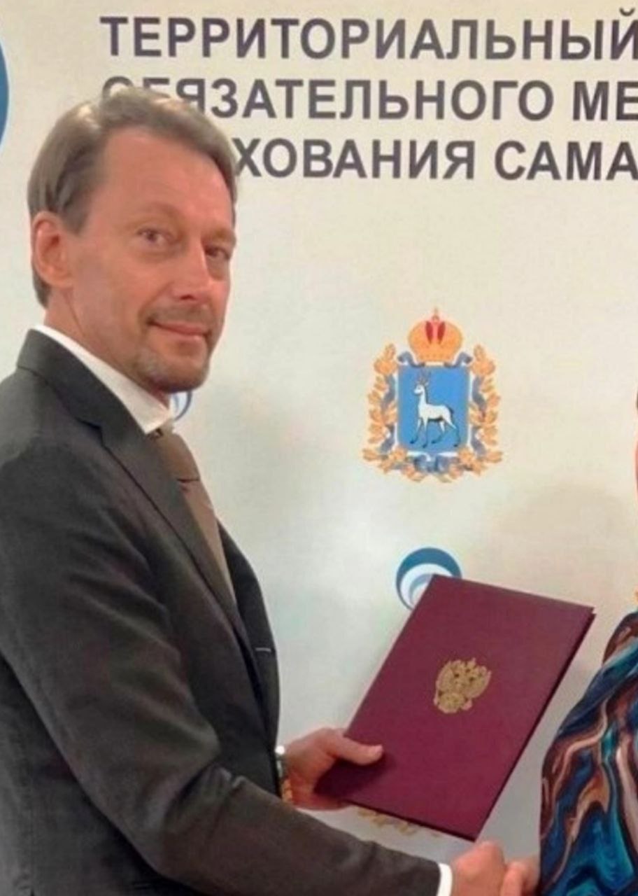 В Самаре в федеральный розыск объявлен руководитель Территориального фонда обязательного медицинского страхования Владислав Романов Он проходит по делу о мошенничестве с бюджетными средствами на закупку медицинского оборудования на сумму более 5 млрд рублей Ранее были арестованы совладелец фирмы поставщика Юрий Авдеев и его коллега Вот в чьем кармане осело оборудование которое ждут в больницах Подпишись Родная Самара и область