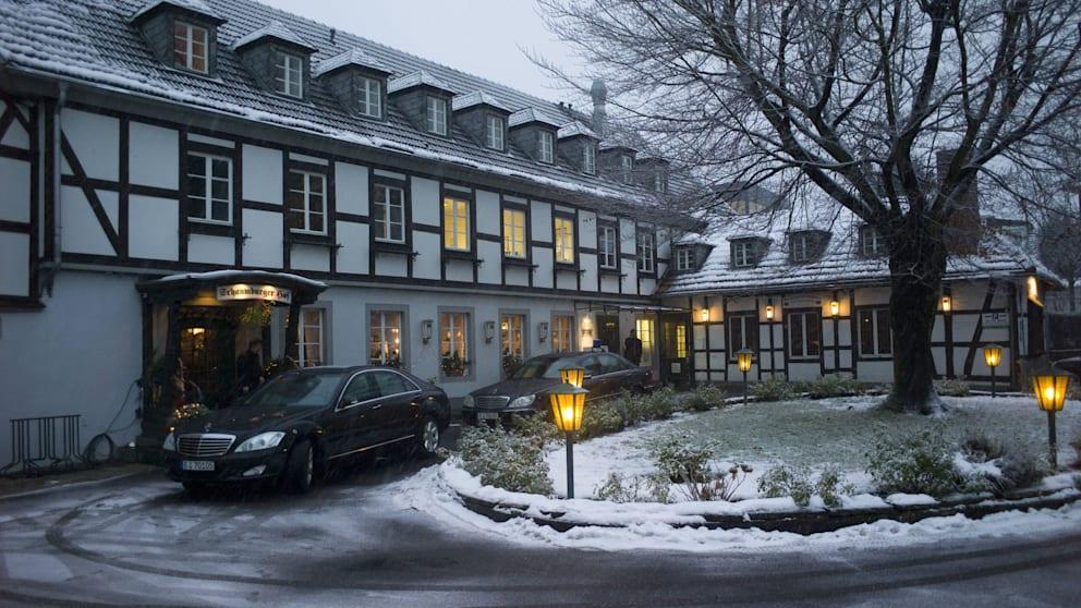 Легендарный трактир в Бонне обанкротился спустя 270 лет работы Один из старейших трактиров Германии Шаумбургский двор Schaumburger Hof в боннском районе Плиттерсдорф объявил о банкротстве и закрылся Заведение с историей более 270 лет где в разные времена бывали Фридрих Ницше Александр фон Гумбольдт и Генрих Гейне а в 1948 году заседал Парламентский совет при подготовке Основного закона ФРГ прекратило работу История трактира началась в 1755 году винодел открыл питейный двор у Рейна и построил конюшни для лошадей которые тянули суда против течения Со временем место превратилось в популярное заведение для знати и интеллектуалов а после Второй мировой войны вошло в историю как одно из мест работы над будущей конституцией Германии Причинами банкротства стали последствия пандемии коронавируса рост минимальной зарплаты и резкое подорожание энергии В начале января суд в Бонне начал процедуру банкротства сообщает издание Kölner Stadtanzeiger BILD Russian