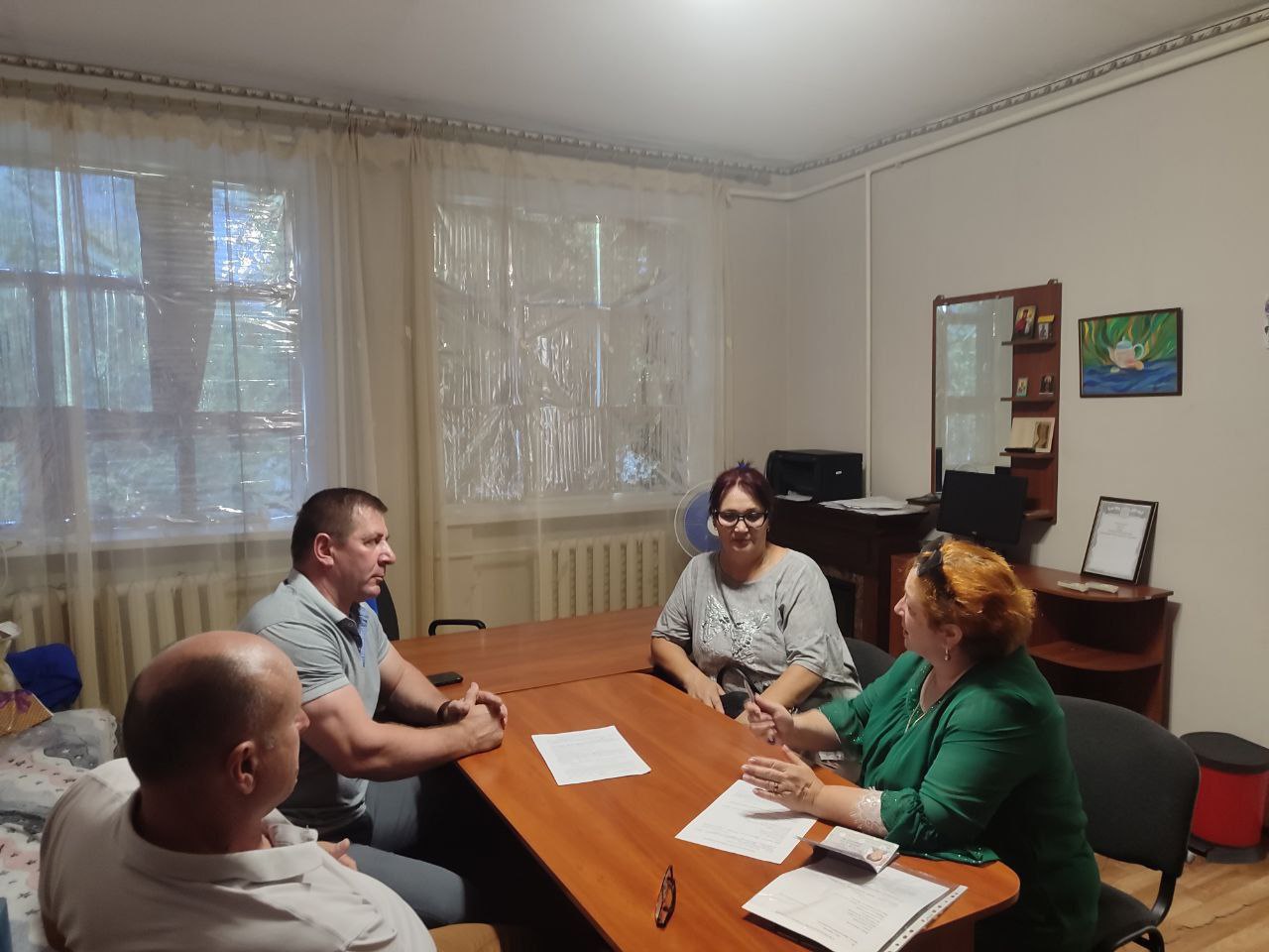 В селе Новоалександровка прошёл приём граждан с участием муниципальных депутатов партии «Единая Россия» и представителей профильных ведомств в рамках партийного проекта «Новая школа». Встреча стала важной площадкой для обсуждения вопросов, связанных с развитием системы образования и обеспечением безопасности детей. Жители села обратились к депутатам с инициативами по созданию групп дошкольного образования при ГБОУ ХО «Новоалександровская школа Нижнесерогозского района» для детей в возрасте от 3 до 6 лет. Такой шаг позволит расширить возможности раннего развития и воспитания малышей, обеспечив комфортные условия для обучения и социализации подрастающего поколения. Кроме того, особое внимание было уделено вопросу организации безопасности передвижения детей вблизи школы. Жители предложили рассмотреть возможность установки ограничителей скорости — так называемых «лежачих полицейских» — для снижения риска дорожно-транспортных происшествий и создания безопасной среды для школьников. Муниципальные депутаты внимательно выслушали каждого обратившегося, предоставили подробные разъяснения о порядке решения обозначенных вопросов и заверили, что в рамках своих полномочий окажут необходимое содействие в реализации данных инициатив. Проведение подобных встреч в рамках партийного проекта «Новая школа» подтверждает стремление к созданию современных и безопасных условий для обучения и воспитания детей, что является залогом успешного развития региона и благополучия его жителей.
