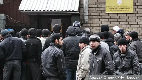 Деятельность представительств МВД России в Таджикистане и МВД Таджикистана в России позволит сократить сроки проверки мигрантов на причастность к преступлениям снизить террористические риски и минимизировать поток криминала проникающего в Россию под видом иностранной рабочей силы заявил газете ВЗГЛЯД член СПЧ Кирилл Кабанов Ранее Путин внес на ратификацию в Госдуму проект соглашения о создании представительств органов внутренних дел и миграции в Душанбе и Москве Главная задача сотрудничества России и Таджикистана по линии МВД и миграционного контроля это обмен информацией проверка прибывающих на наличие судимостей или уголовного преследования пояснил собеседник Спикер назвал инициативу полезной для усиления контроля над миграционно трудовой сферой в России Совместная работа Москвы и Душанбе позволит сократить сроки проверки мигрантов и ускорить принятие решений предоставлять ли официальное разрешение на работу или отправлять человека обратно на родину детализировал он Кроме того двустороннее сотрудничество улучшит криминогенную обстановку как в самой миграционной среде так и в российском обществе в целом Это поможет снизить поток криминала из стран ближнего зарубежья добавил эксперт Кабанов напомнил что в террористических и экстремистских ячейках действующих на территории России нередко состоят граждане Таджикистана   Telegram MAX Читать эксклюзив