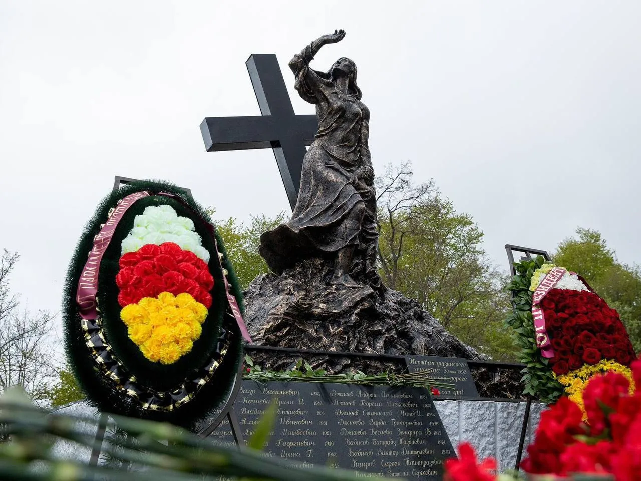 Сегодня день памяти жертв Зарской трагедии 20 мая 1992 года грузинские вооруженные формирования расстреляли колонну мирных жителей стариков женщин и детей Эти люди были беззащитны без оружия они просто пытались спастись от войны Они бежали из осажденного Цхинвала Жертвами стали 33 мирных жителя самому старшему из погибших было 73 года самому младшему 10 лет Сегодня вспоминают невинных жертв Вечная память Мы в МАХ
