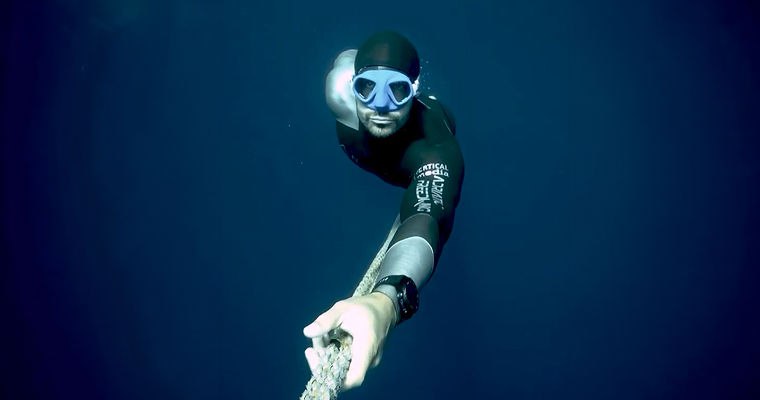Хорватский фридайвер установил рекорд проведя под водой почти полчаса на одном вдохе Хорватский фридайвер Витомир Маричич установил новый рекорд Гиннесса проведя под водой на одном вдохе 29 минут и 3 секунды