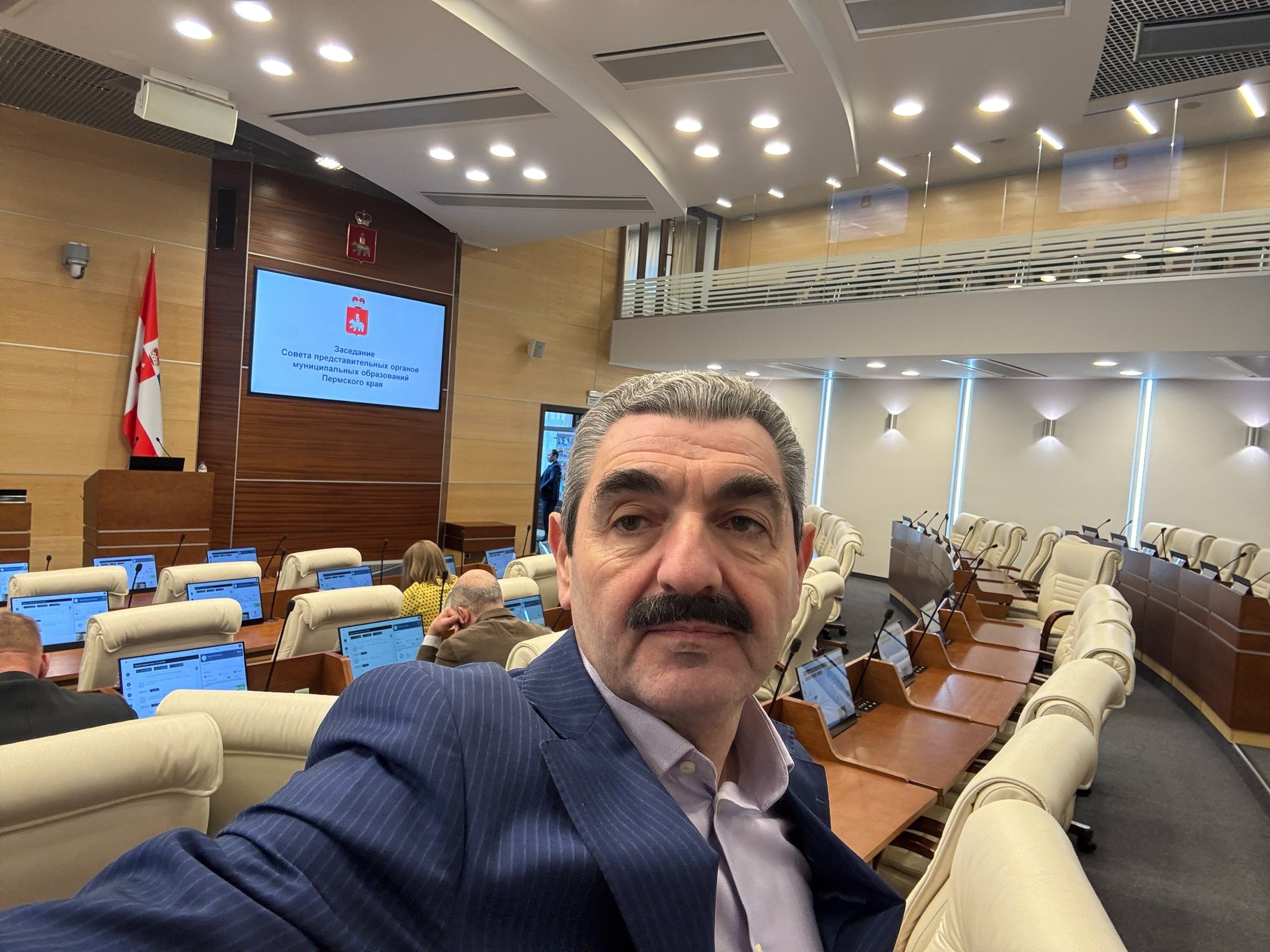 На актёра и депутата Армена Бежаняна завели уголовное дело. «Возбудили, уведомление дали утром. Сегодня первый день. Я так понимаю, что это только сейчас начинается. Будут процессуальные какие-то действия. И будем понимать, откуда ноги растут. Бредовое обвинение», — рассказал он РБК. По данным Baza, ему вменяют нарушение правил охраны и использования недр ч. 1 ст. 255 УК . Бежанян играл Армена в «Реальных пацанах». Он также работает заместителем председателя Осинской гордумы и возглавляет компанию «Главное Осинское лесное хозяйство». Читать РБК в Telegram