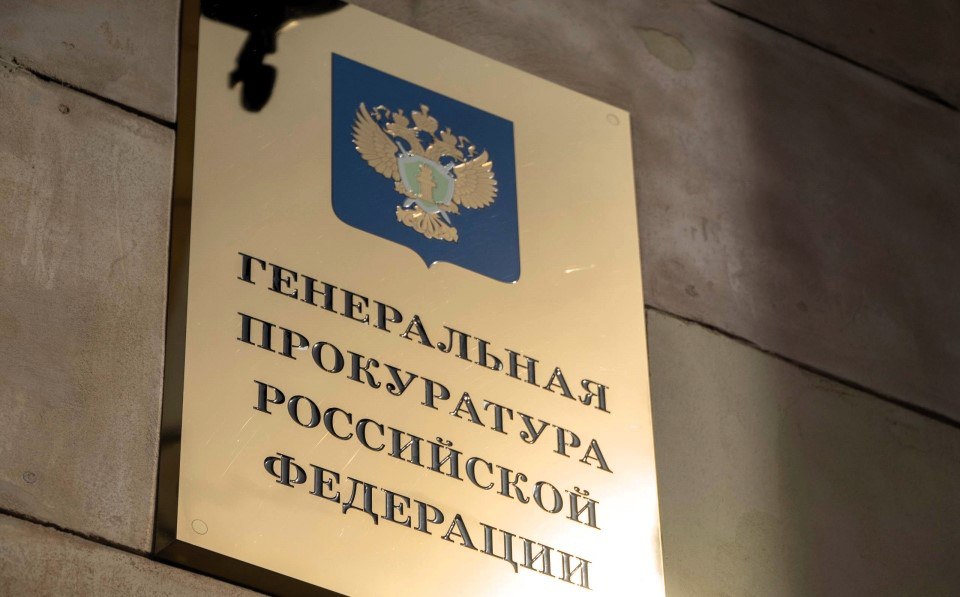 Еще один успешный кейс Генпрокуратуры по деприватизации частных активов. На этот раз в сфере электроэнергетики.     Миллиарды в казну: суд конфисковал акции на 14,3 млрд рублей у экс-чиновника.  Черемушкинский райсуд Москвы удовлетворил иск Генпрокуратуры и обратил в доход государства акции компаний «Ставропольэнергосбыт», «Ставропольские городские электрические сети», «Горэлектросеть» и «Кисловодские городские электрические сети» на сумму 14,3 млрд рублей. Эти активы принадлежали Магомеду Каитову, экс-руководителю ОАО «Межрегиональная сетевая компания Северного Кавказа». Суд установил, что он незаконно обогатился на 4,3 млрд рублей из бюджета, а затем легализовал деньги, купив акции через подставных лиц. Решение суда исполняется немедленно.   Напомним, что весной 2025 года суд по иску Генпрокуратуры РФ изъял из частной собственности и передал государству активы предприятия "Саянскхимпласт" расположенного в Иркутской области.    « »