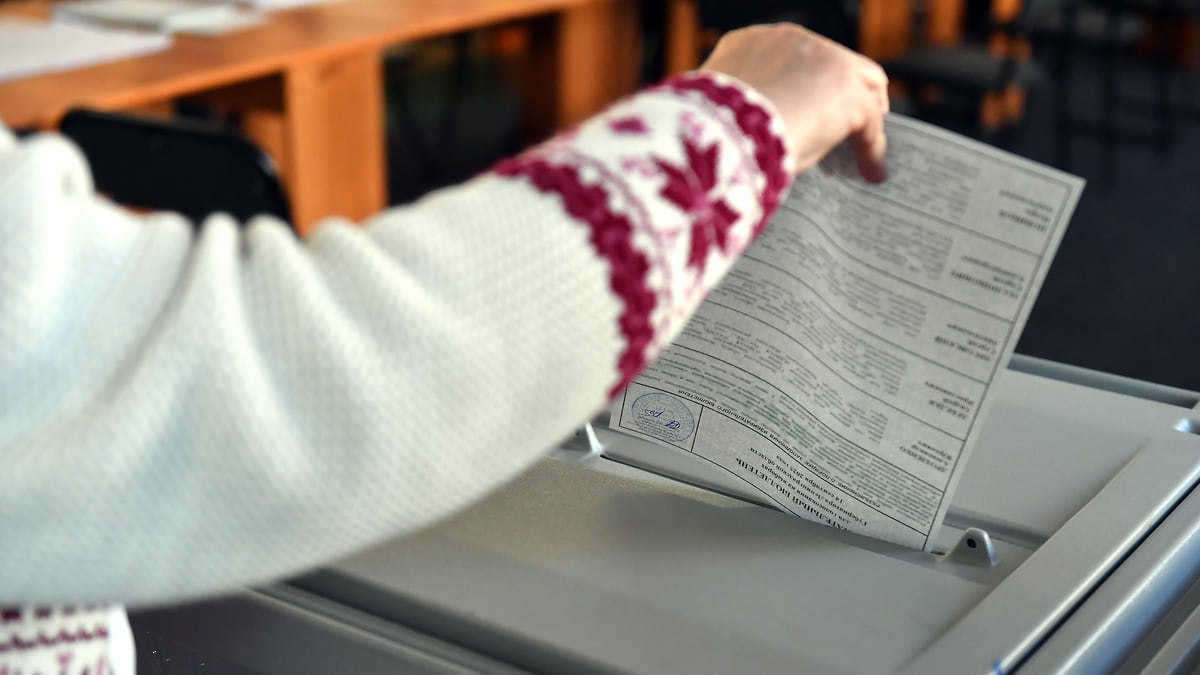 ЗакС Ленобласти рассматривает новую схему одномандатных округов к выборам 2026 года ЗакС Ленобласти рассматривает новую схему одномандатных округов к выборам в сентябре 2026 года Проект разработанный Леноблизбиркомом 30 декабря 2025 года представили Михаил Лебединский и Анна Данилюк Схема определяет границы 25 округов для выборов которые пройдут одновременно с выборами в Госдуму На 1 июля 2025 года численность избирателей составила 1 434 735 человек средняя норма на округ 57 389 За десять лет число избирателей выросло на 9 24 Комиссия поддержала проект Округа будут действовать десять лет после утверждения