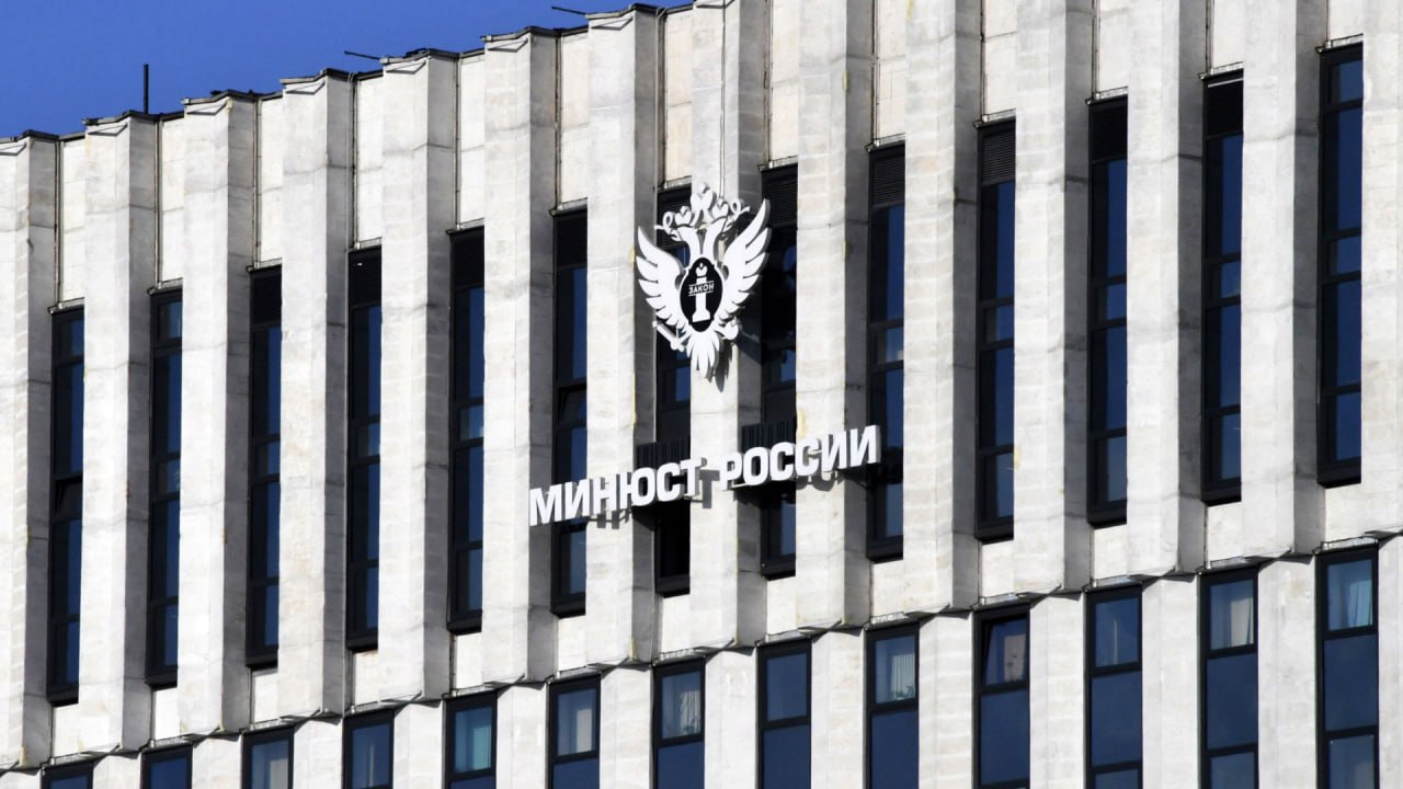 ЗАКОНОПРОЕКТ МИНЮСТ ПРЕДЛОЖИЛ ДАТЬ ВЕДОМСТВУ ПРАВО САМОСТОЯТЕЛЬНО ВЫПИСЫВАТЬ ПРОТОКОЛЫ ПО НОВОЙ НОРМЕ ИНОАГЕНТСКОГО ЗАКОНОДАТЕЛЬСТВА Соответствующий законопроект опубликован на портале проектов нормативно-правовых актов. В документе предлагается наделить Минюст и его территориальные органы правом самостоятельно выписывать протоколы об административных правонарушениях за неисполнение требований или воспрепятствование им сотрудника министерства, осуществляющего госконтроль за соблюдением законодательства об иностранных агентах. Инициатива связана с новым законом, повышающим штрафы для иноагентов за несоблюдение требований Минюста. Партнер консалтингового бюро Т&M Гарегин Митин уточнил изданию, что Минюст и сейчас вправе составлять протоколы об административных нарушениях, но ч. 9 ст. 19.4 КоАП, появившаяся после подписания нового закона, является новым правонарушением, составлением протоколов о котором до этого никто не имел права заниматься. «Граждане уже стараются избегать иноагентов, поэтому новые меры будут только усиливать изоляцию последних», — считает Митин. Фото: РИА Новости #аврорамедиа_россия Telegram-экосистема АВРОРА МЕДИА МЕДИА НОВОСТИ РЕГИОН ЛАЙФ СПОРТ ГЕРЛЗ ХАЙТЕК ПЕРСОНЫ ИНСАЙД КРИМИНАЛ МОЛОДОСТЬ LIVE АВРОРА МЕДИА YOUTUBE RUTUBE
