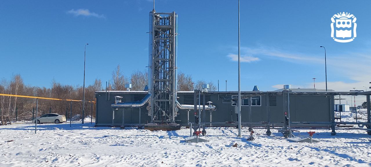 В Приамурье продолжается масштабная программа по переводу теплоснабжения на природный газ В рамках нацпроекта Инфраструктура для жизни 2026 году планируется начать строительство как минимум 8 новых газовых котельных большинство из которых заменят устаревшие угольные Столица региона станет главной площадкой обновления Здесь до 2029 года появится 5 современных газовых котельных Первая из них блочно модульная начнёт работать уже в этом году в районе улицы Чайковского Она будет отапливать 3 соцобъекта и новый жилой район Зейский бульвар Вторую в 2026 2027 годах построят в посёлке Аэропорт Она заменит существующую угольную котельную 3 наиболее мощных объекта построят с 2026 по 2029 год Одну из них начнут строить в районе улицы Первомайской вторую возведут в районе улиц Пушкина Рабочая третья появится в районе улицы Железнодорожной Их ввод будет поэтапным начиная с 2027 года В Свободном к концу 2026 года в будут работать 10 газовых котельных которые обеспечат более половины всей тепловой энергии города Еще две начнут сроить в 2027 году Также в планах в этом году начать строительство первой газовой котельной в Тынде Подписывайтесь на новости Амурской области в МАХ