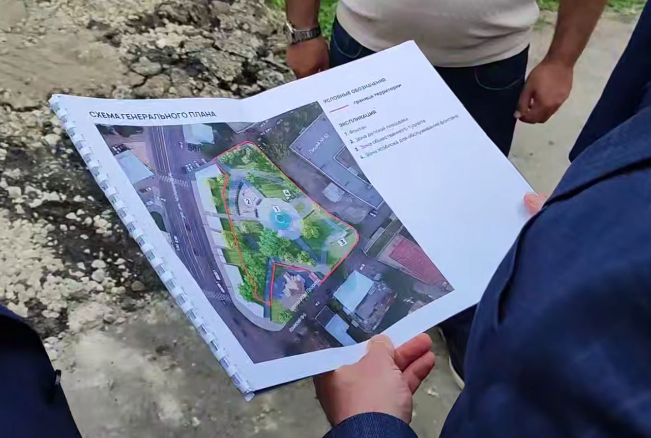 В Саратове стартовали работы по благоустройству сквера на Ильинской площади В этом году планируется обновить пешеходные дорожки и установить новую детскую площадку. Фонтан в сквере будет также отреставрирован: заменят трубы и обновят чашу. На площади высадят новые деревья и кустарники. Глава города Михаил Исаев отметил, что людей интересует судьба магазинов на ул. Чапаева, которые закрывают вид на сквер. В рамках мероприятий по расширению улично-дорожной сети и обустройству кармана для заезда транспорта предусмотрена процедура изъятия 7 земельных участков и 10 торговых объектов, — разъяснил Исаев. Прислать новость