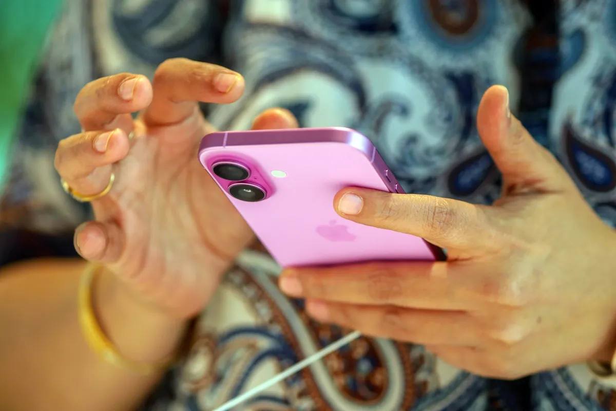 Новое голосовое управление изменит управление iPhone! С iOS 26 Siri сможет выполнять действия в любых приложениях. Это должно стать главной фишкой. Фишка не станет доступна в первый день выхода iOS 26, но сейчас тестируется в Uber, AllTrails, Threads, Temu, Amazon, YouTube, Facebook, WhatsApp и даже нескольких играх, в дополнение к приложениям Apple. Ждать на русском языке не стоит как минимум в ближайший год.