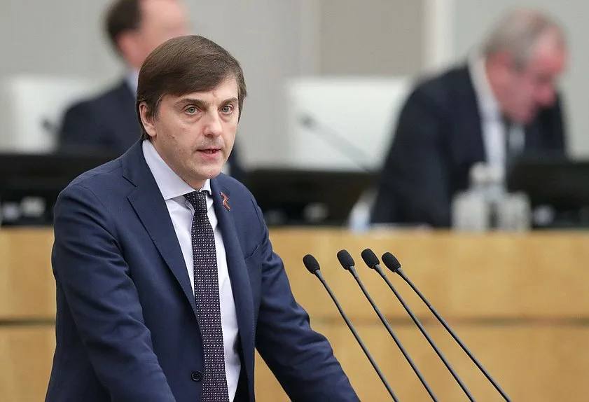 Кравцов: в ряде стран СНГ в учебниках истории есть негативные трактовки о России Есть определенные сложности и проблемы в изложении исторического материала без соответствия принципам историзма и объективности при рассмотрении истории ряда государств. Прежде всего, это касается нашего общего прошлого, периода пребывания территории республик в составе Советского Союза, которые в целом имеют негативный характер по отношению к России, — сказал глава Минпросвещения Сергей Кравцов на пленарном заседании в Госдуме. Министр добавил, что ведомство ведет работу с профильными министрами из стран СНГ по согласованию подходов к трактовке единого исторического прошлого. Мы вместе строим единое образовательное, культурное и ментальное пространство, а вместе с этим и будущее континента Евразии, где все друг друга понимают и нацелены на добрососедство и растущее благосостояние жителей, — подчеркнул министр. Главное — здесь. Подписывайтесь!