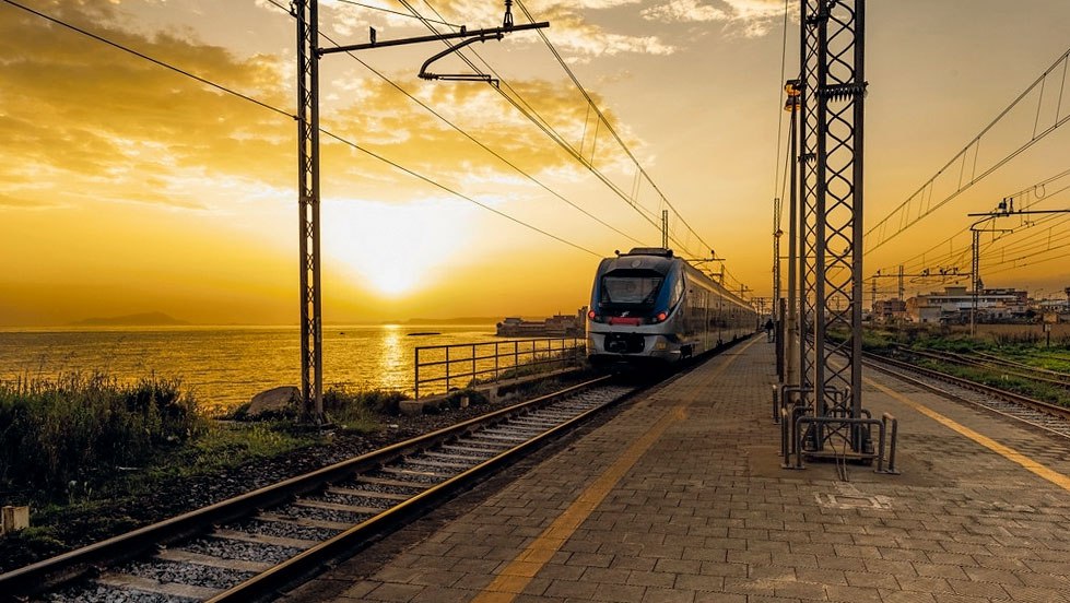 В Италии внедрили ETCS еще на 1400 километрах железных дорог    RFI — оператор инфраструктуры железных дорог Италии  FS Group  отчитался об успешном завершении очередного этапа развертывания европейской системы управления движением поездов ETCS на 21 участке обычных железных дорог общей длиной 1400 км. Завершить реализацию текущей инвестиционной программы внедрения ETCS стоимостью 2,5 млрд евро на сети протяженностью около 2800 км планируется в июне 2026 г. Программа финансируется Евросоюзом в рамках итальянского национального плана восстановления и устойчивого развития  PNRR .    На завершившемся этапе к работам во всех регионах страны было привлечено примерно 2000 сотрудников FS Group, а также...