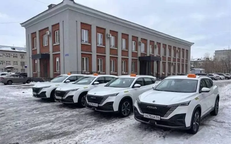 Дальневосточное такси Официальный импортёр Dongfeng передал 200 кроссоверов Mage сервису каршеринга для такси Аурус в Новосибирске Машины будут работать в девяти городах Барнаул Бийск Владивосток Хабаровск Кемерово Новокузнецк Новосибирск Омск и Томск Кроссовер вышел на российский рынок летом 2025 года Под капотом 1 5 литровый турбомотор мощностью 197 л с и 7 ступенчатый робот Getrag с мокрым сцеплением Салон отделан экокожей есть цифровая приборка на 10 25 дюйма двухзонный климат контроль с воздуховодами для задних пассажиров и панорамная крыша За рулем в MAX