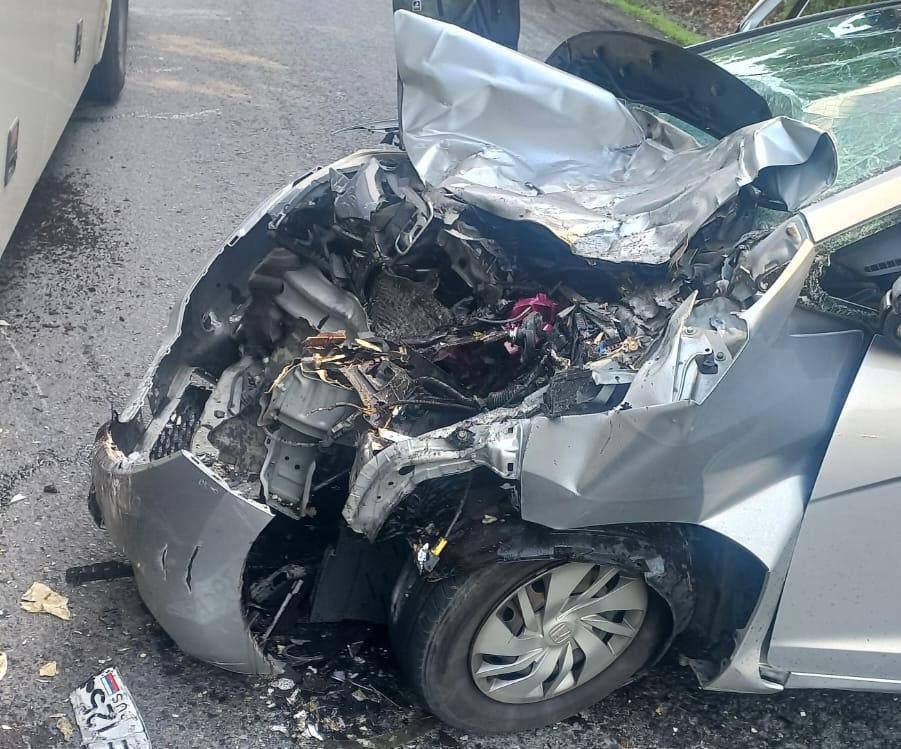 Лобовое столкновение на Американском перевале в Находке 44-летняя водитель Honda Fit выехала на встречную полосу и столкнулась с пассажирским автобусом. В результате аварии пострадал 26-летний пассажир автомобиля. Согласно данным инспекции, женщина за рулём имела водительское удостоверение с 1999 года, находилась в трезвом состоянии и ранее не привлекалась за нарушения ПДД. В отношении водителя возбуждены дела по статьям о выезде на встречную полосу и причинении вреда здоровью средней тяжести. ДТП произошло на трассе между Артёмом и Находкой.