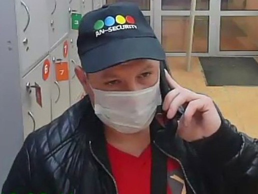 Полицейские устанавливают личность мужчины, подозреваемого в краже В дежурную часть отдела полиции по обслуживанию Калининского района УМВД России «Горловское» обратилась горловчанка 1940 года рождения, которая сообщила, что из ее сумки неизвестный похитил полиэтиленовый пакет с банковской картой и пин-кодом на бумажном носителе. Спустя некоторое время с карты потерпевшей посредством нескольких транзакций были сняты денежные средства в общей сумме 755 тысяч рублей. В рамках расследования уголовного дела по признакам преступления, предусмотренного пп. «в», «г» ч. 3 ст. 158 УК РФ кража, совершенная в крупном размере, с банковского счета , оперативниками было получено изображение мужчины, который в одном из магазинов района через банкомат снимал деньги с похищенной у пенсионерки карточки. Если вам известна личность мужчины, незамедлительно обращайтесь в отдел полиции № 1 по улице Лениногорская, 2 или по телефонам: +7 949 642-97-93 или 102. Анонимность гарантируется!