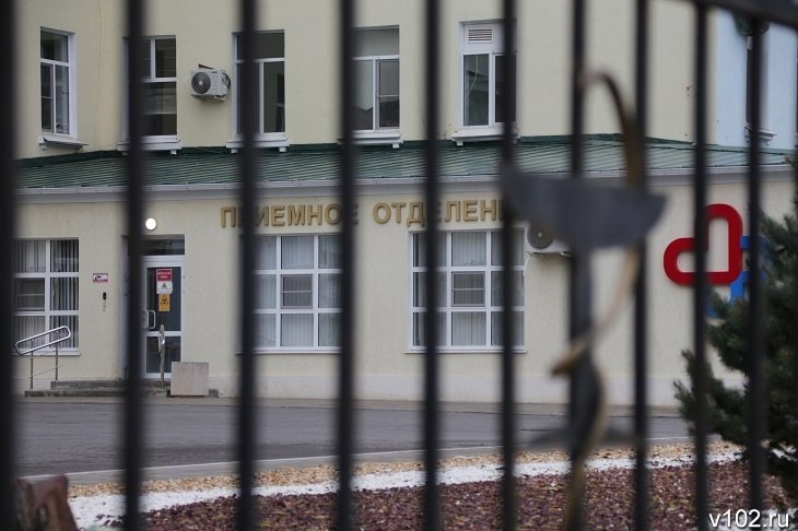 3-летний мальчик выпал из окна квартиры в Волгограде Очередной несчастный случай из-за москитной сетки произошел в Волгограде. Вечером 30 мая из квартиры на первом этаже в одном из домов по ул. Колумба в Тракторозаводском районе выпал 3-летний мальчик. Ребенок облокотился на москитную сетку, которая не выдержала его веса.