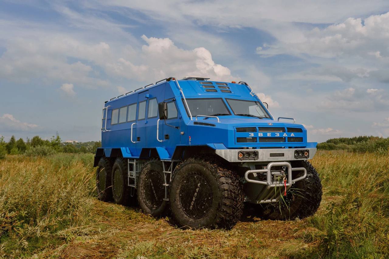 Звезда Т24 первый арктический автобус вездеход представлен и выпущен в России Вездеход амфибия способный работать при температурах до 60 C вмещает 24 пассажира и оснащён полками для багажа Машина полностью собрана из отечественных комплектующих и прошла испытания в Нижегородской области на болотистой местности Звезда Т24 оснащён шинами сверхнизкого давления обеспечивающими высокую проходимость и износостойкость Благодаря раме лодке вездеход может преодолевать водные преграды развивая скорость до 25 км ч а на суше до 80 км ч Два топливных бака по 350 литров позволяют проехать свыше 1000 км Управление упрощено водитель может регулировать давление в шинах из салона через дисплеи повышая проходимость без выхода наружу Завод готов к серийному выпуску 50 машин в год включая модификации для скорой помощи и кардиореанимации Спрос на такие вездеходы в России оценивается в 5000 единиц ежегодно Подпишитесь на Электричку