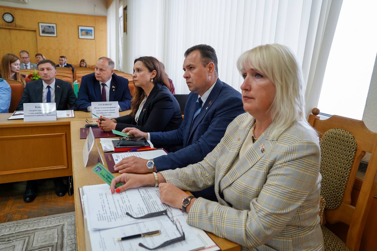 В Могилевском горисполкоме под руководством заместителя председателя Могилевского горсовета депутатов Кристины Халимоненко состоялась четырнадцатая сессия городского Совета депутатов 29-го созыва Участие в заседании приняли член Совета Республики Национального собрания Республики Беларусь, председатель Могилевского областного Совета депутатов Александр Горошкин, председатель Могилевского горисполкома Сергей Чертков. На повестке дня рассмотрены вопросы о внесении изменений в некоторые решения Могилевского горсовета депутатов, а также об избрании нового председателя Могилевского городского Совета депутатов. На эту должность была представлена кандидатура Светланы Сташевской. Путем тайного голосования 34 депутата Могилевского горсовета депутатов единогласно поддержали кандидатуру Светланы Сташевской на пост председателя Могилевского городского Совета депутатов. Ранее Светлана Николаевна занимала должность заместителя генерального директора по идеологической работе и социальным вопросам ОАО «Бабушкина крынка».