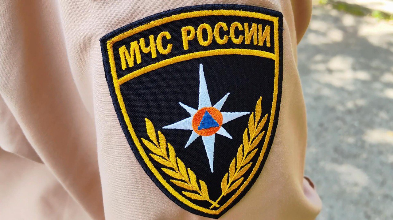 Спасение на воде: сотрудник МЧС России предотвратил трагедию  13 августа В Корсакове, в районе нефтебазы, компания несовершеннолетних решила провести день у воды. Однако их беззаботный отдых был внезапно прерван. Один из ребят находился на надувном матрасе, который стало уносить течением всё дальше в открытое море. Свидетели происшествия незамедлительно обратились в экстренные службы.   К счастью, поблизости находился старший инспектор ГИМС Роман Козиков. Действуя оперативно, он незамедлительно отправился к месту происшествия на патрульном катере. Аккуратно приблизившись к ребёнку на матрасе, инспектор осторожно подтянул его к судну.   После этого инспектор доставил подростка к ближайшему участку берега, где его встретили друзья. Благодаря профессиональным и своевременным действиям специалиста МЧС России, происшествие завершилось благополучно — никто не пострадал.