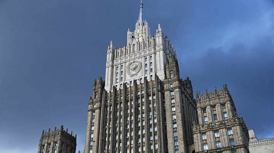 Россиян за границей обяжут сообщать о втором гражданстве и ВНЖ под угрозой уголовного наказания МИД России подготовил законопроект об обязательном уведомлении консульств о получении вида на жительство или гражданства другой страны передает ArbatMedia   Прислать новость