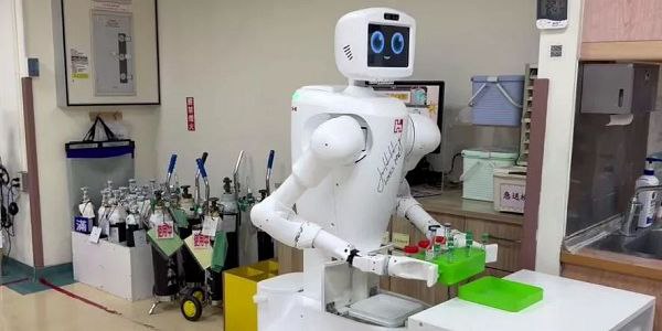 Foxconn и NVIDIA разрабатывают робота-медсестру Nurabot Компании Foxconn и NVIDIA совместно разрабатывают робота-медсестру под названием Nurabot. Этот проект может стать решением сразу нескольких глобальных проблем. Ожидается, что к 2030 году мировой системе здравоохранения будет не хватать 4,5 млн медсестёр. Робот-медсестра сможет решать трудоёмкие и утомительные задачи, такие как транспортировка лекарств и образцов по больнице. В будущем планируется научить роботов общаться с пациентами на нескольких языках, распознавать людей для персонализированного взаимодействия и помогать медсёстрам перемещать пациентов. По материалам сайта RUposters